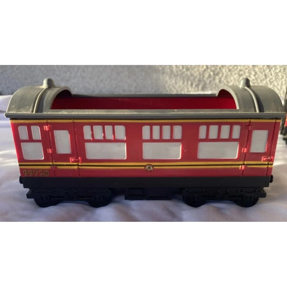 Hogwarts Castle 5972 Locomotive & 2 Passenger Trains NO Coal Tender READ